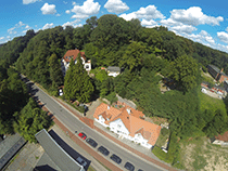 Luftbild Villa mit Atelier und Gärtnerhaus